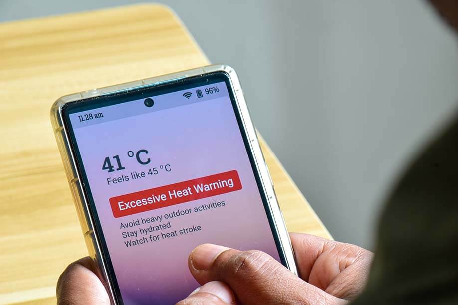 Phone with heat warning on the screen